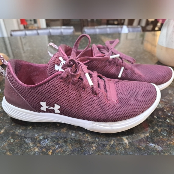Under Armour sz 6 woman's running shoe -Burgundy Color - Picture 2 of 5